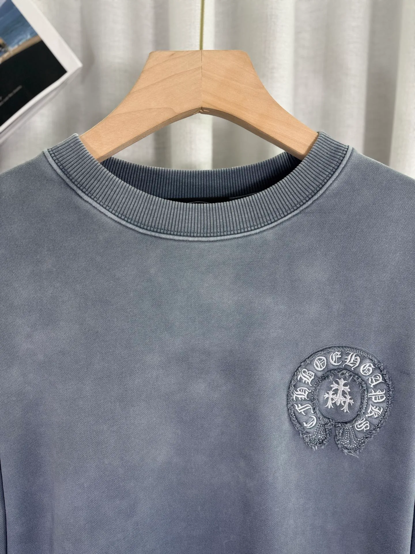 P280 top version, real shot without P, ​​different from market currency) 𝗖𝗵𝗿𝗼𝗺𝗲 𝗛𝗲𝗮𝗿𝘁𝘀/Cro Heart 2025 washed patch embroidery autumn and winter new original single counter American laser burnt 3D three-dimensional color embroidery couple casual sweatshirt 👑The highest version! Customized fabric 500g tripe terry fabric! American acid-washed and distressed original fabric laser burnt ✟appliqué embroidery and exquisite embroidery of letters! The best-selling model in the counter, very comfortable to wear. Accessories: original molded and authenticated collar label➕100% silk wash label. Genuine purchase-grade original hangtag➕matching hanging rope➕3D hanging beads➕original packaging bag. Craftsmanship: The original version has consistent wiring! The highest version of the armhole matching technique! Color: Blue Black Size: S M L XL Style No.: 1033